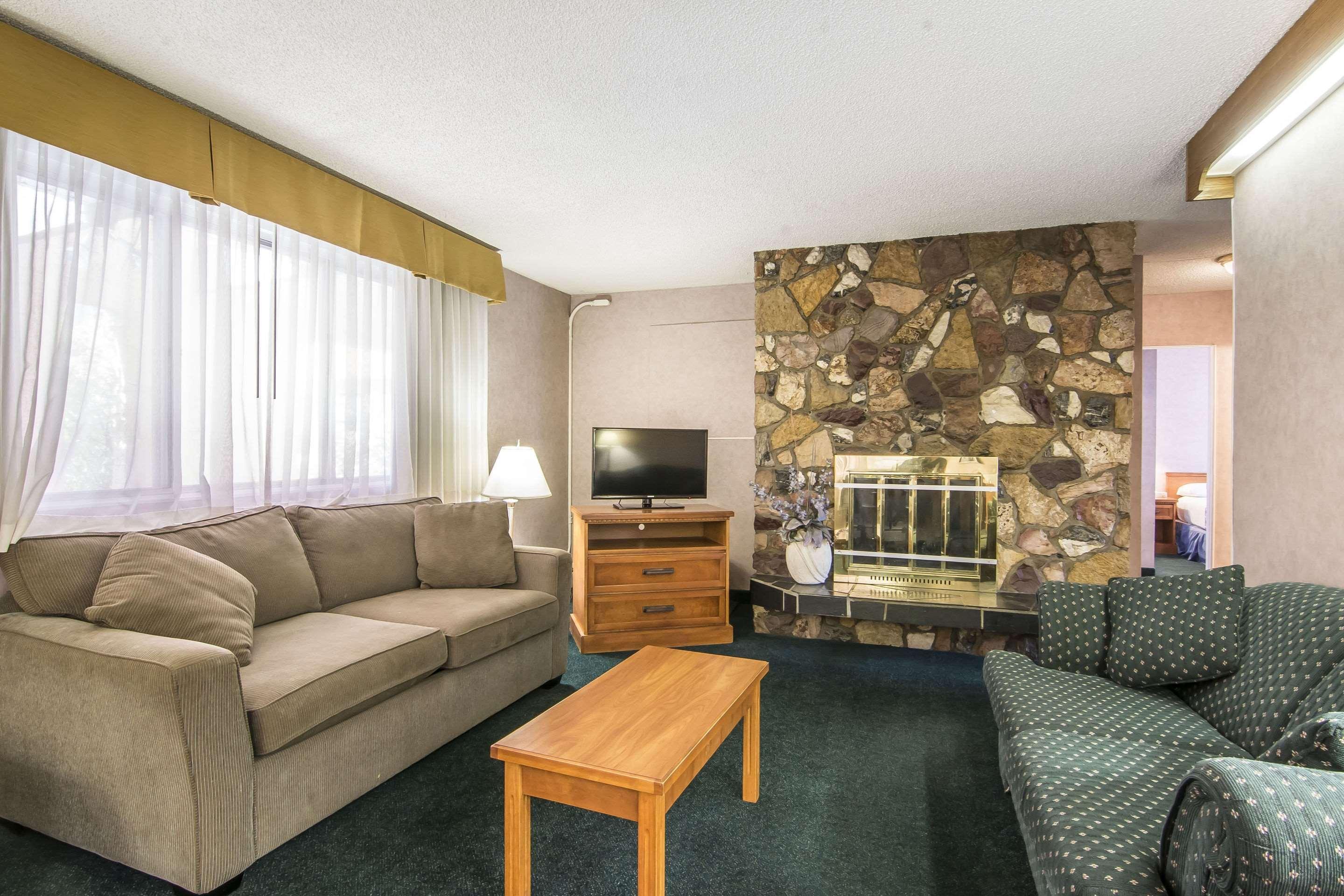 Econo Lodge Motel Village YYC Exterior foto