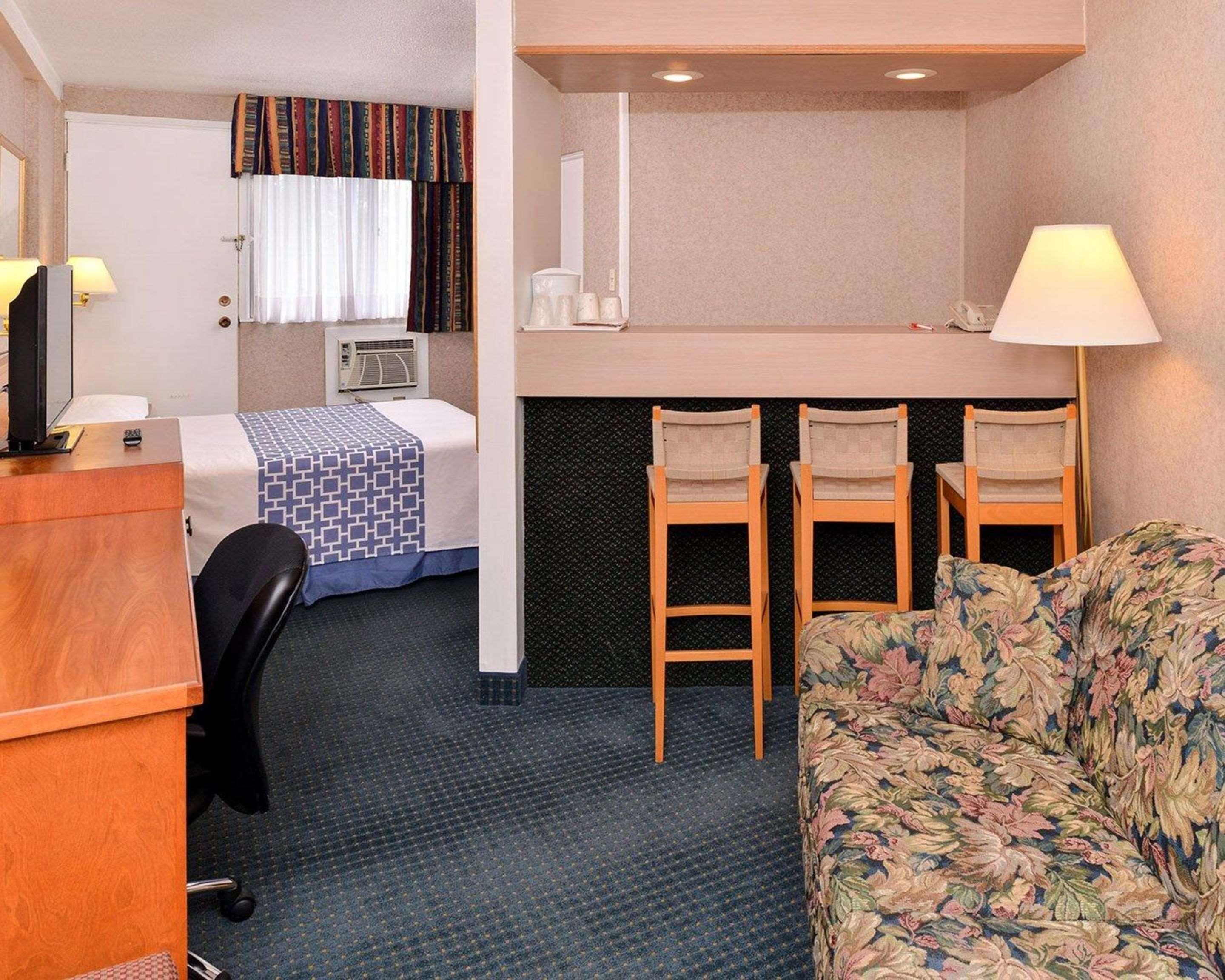 Econo Lodge Motel Village YYC Exterior foto