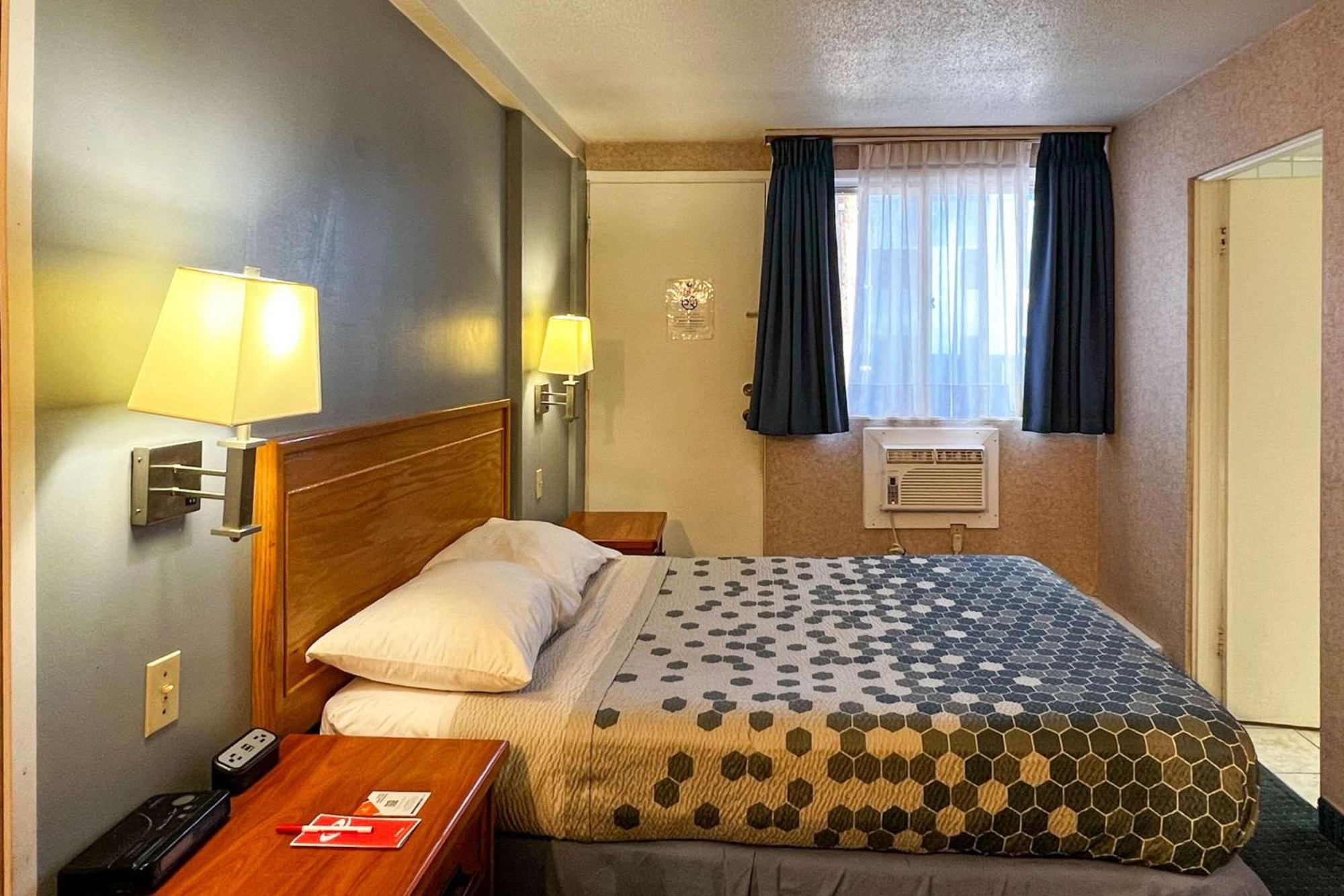 Econo Lodge Motel Village YYC Exterior foto
