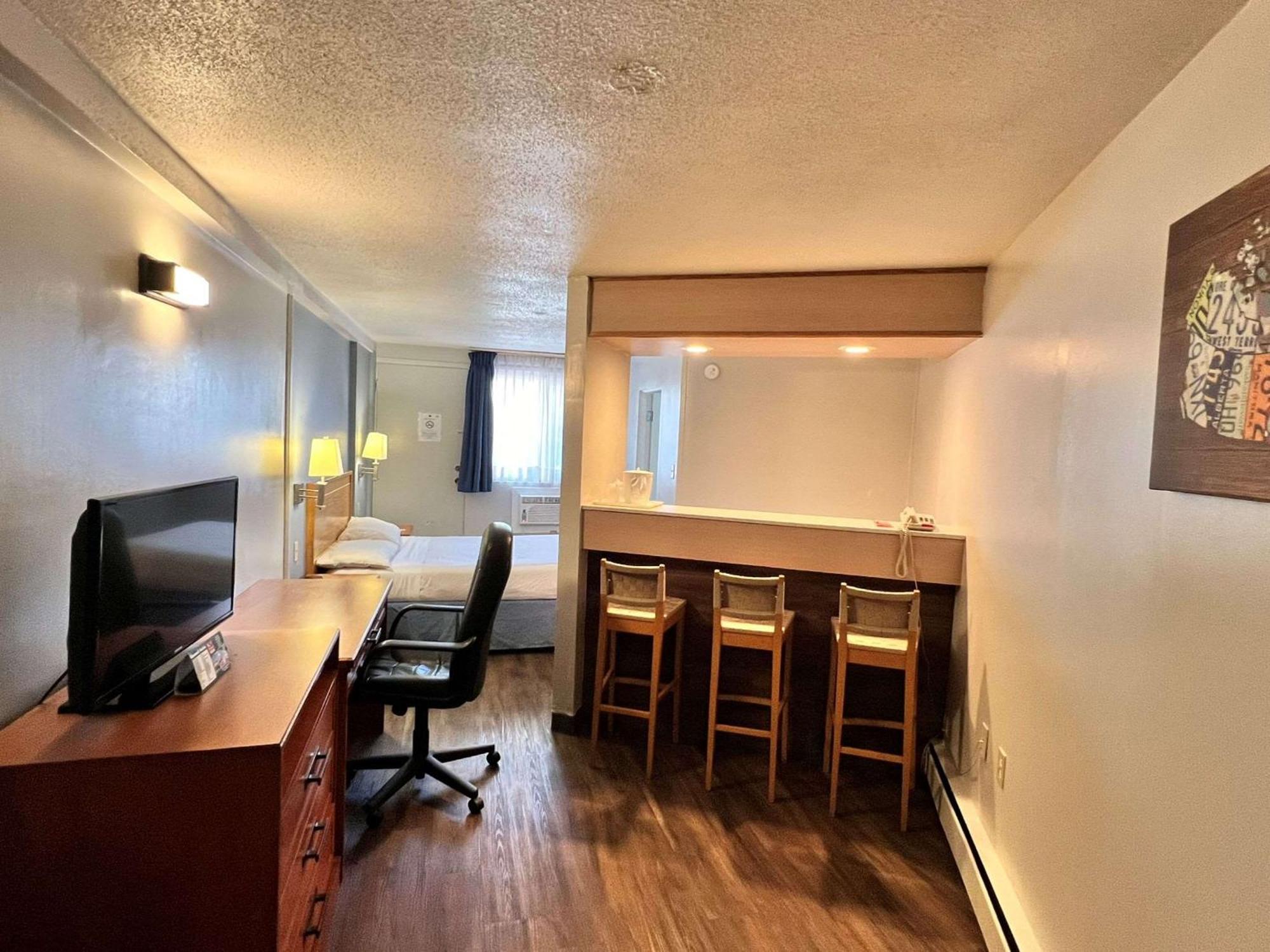 Econo Lodge Motel Village YYC Exterior foto
