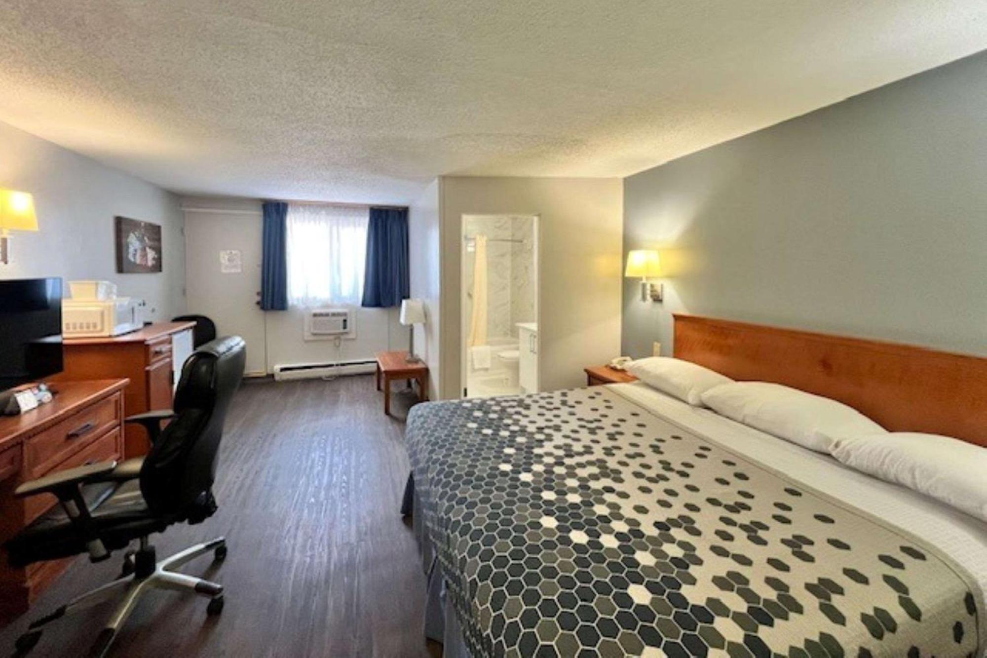 Econo Lodge Motel Village YYC Exterior foto